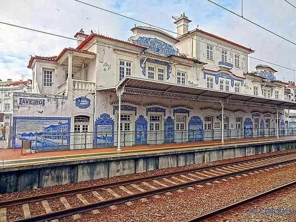 Plataforma de madeira da estação da Transpraia
