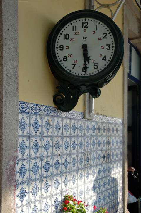 Relógio da estação marcando os horários da Transpraia